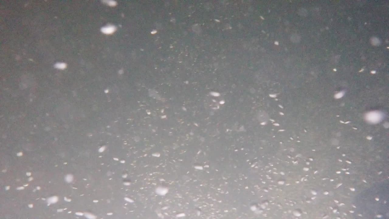 돌진하는 맑은 강에서 놀라운 기포