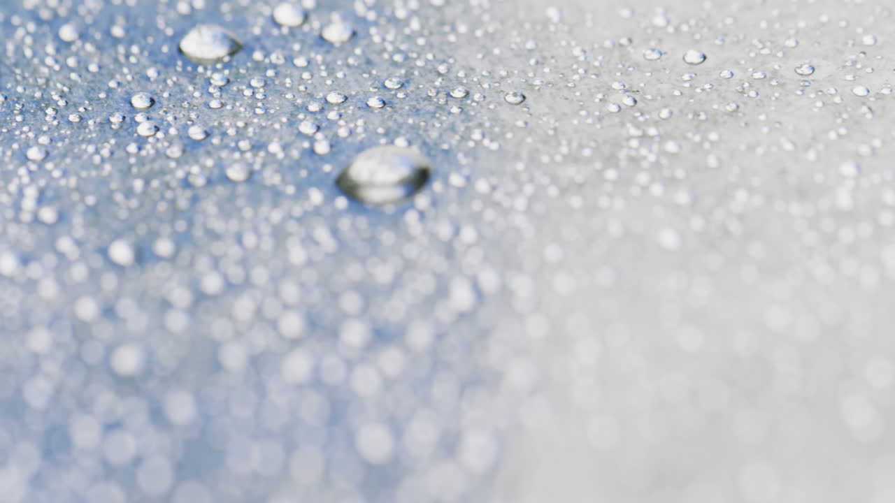 파란색 배경에 복사 공간과 함께 물방울의 클로즈업의 마이크로 비디오