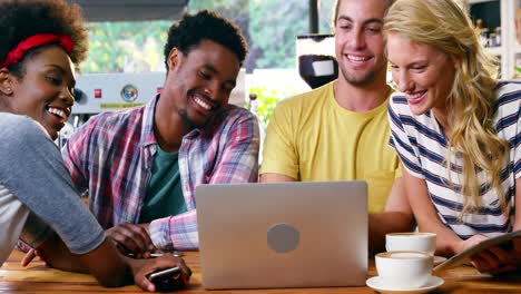 Gruppe-Von-Freunden,-Die-Laptop-Benutzen,-Während-Sie-Eine-Tasse-Kaffee-Trinken