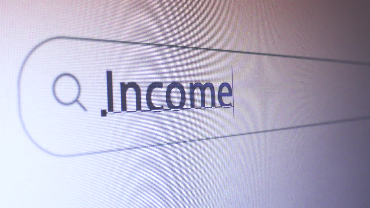 barra del navegador con palabra clave de ingresos escrita en la pantalla de la computadora, concepto seo