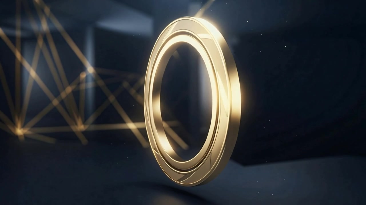 Anello d'oro lucido che ruota e si inclina dopo un riflesso sul bordo in studio, rivelando smussature e una trama