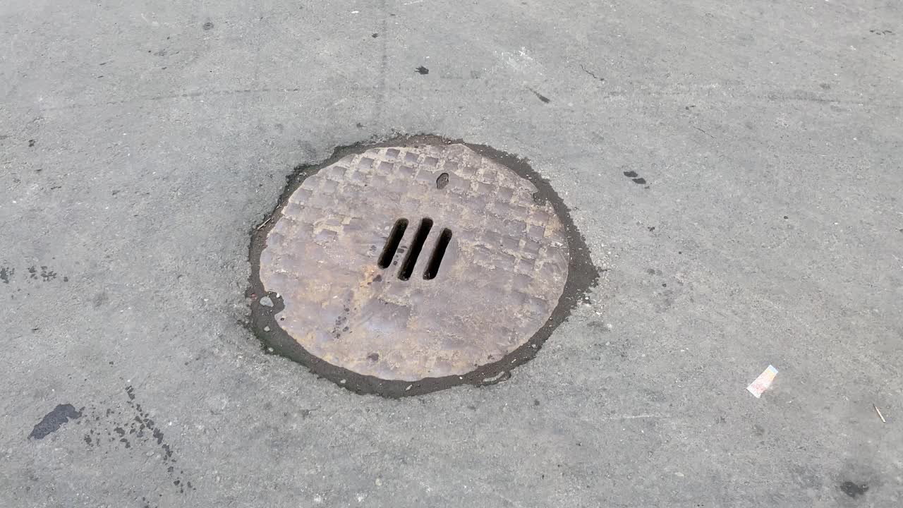 drenaje de aguas residuales del agujero del hombre viejo en la calle de kolkata