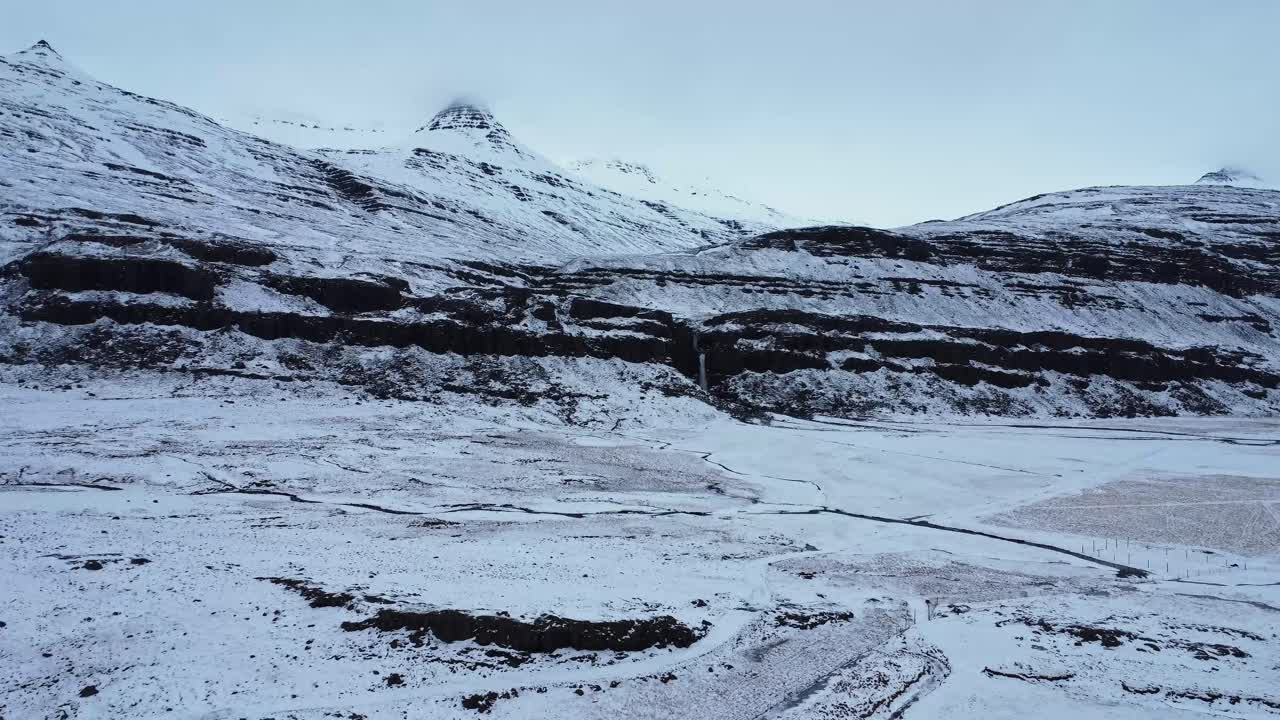 겨울에는 폭포가 있는 눈 덮인 산