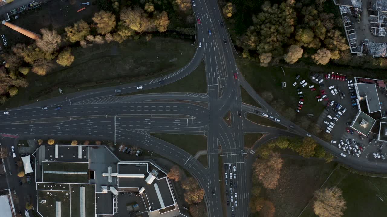 바쁘고 바쁜 거리 교차로의 하향식 보기