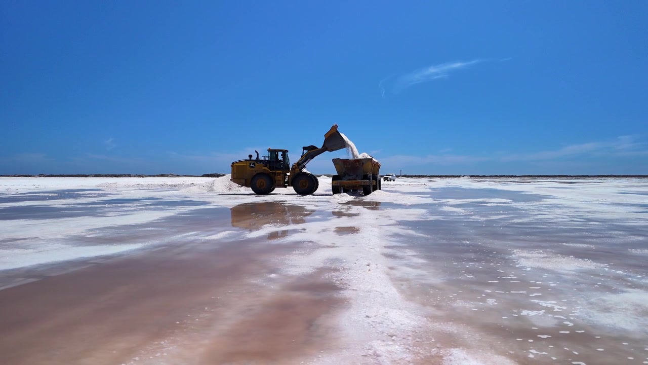 Køretøj læsser salt på lastbil på et produktionssted. Walvis Bay, Namibia.