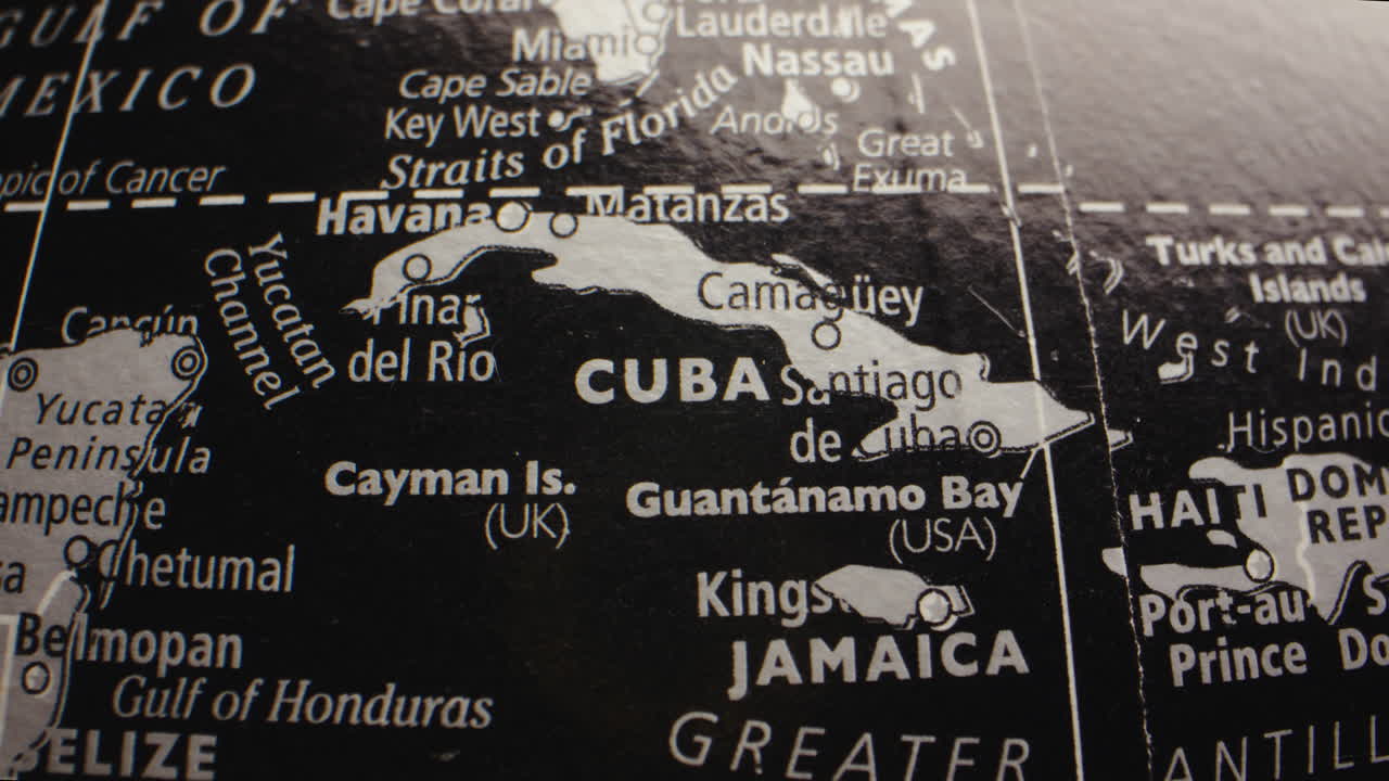 Primo piano di una mappa che evidenzia Cuba e la regione caraibica