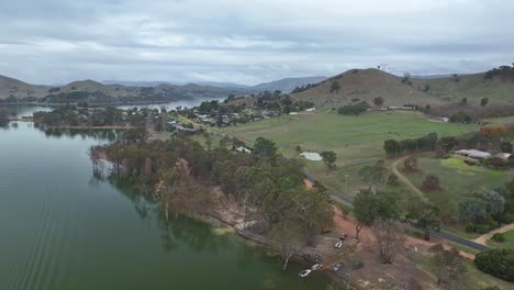 Bonnie-Doon-Bootsrampe-Und-Die-Häuser-Mit-Blick-Auf-Den-Lake-Eildon