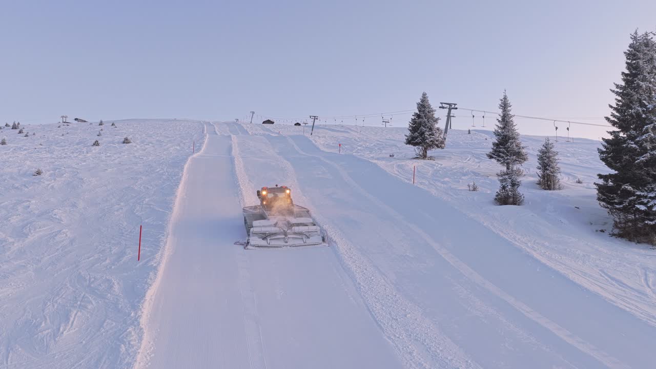 Avusturya'daki Zillertal Arena, Krimml ve Königsleiten genelinde kayak pistlerini hazırlayan pistebully makinelerinin drone görüntüleri, yoğun kar örtüsünü ve alp manzarasını vurguluyor.
