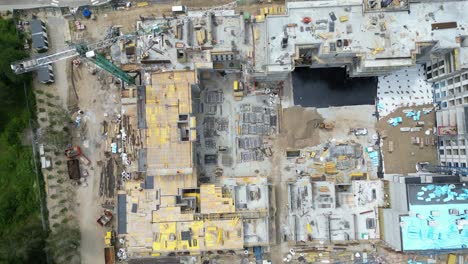 Aerial-view-of-construction-site-with-crane-and-building