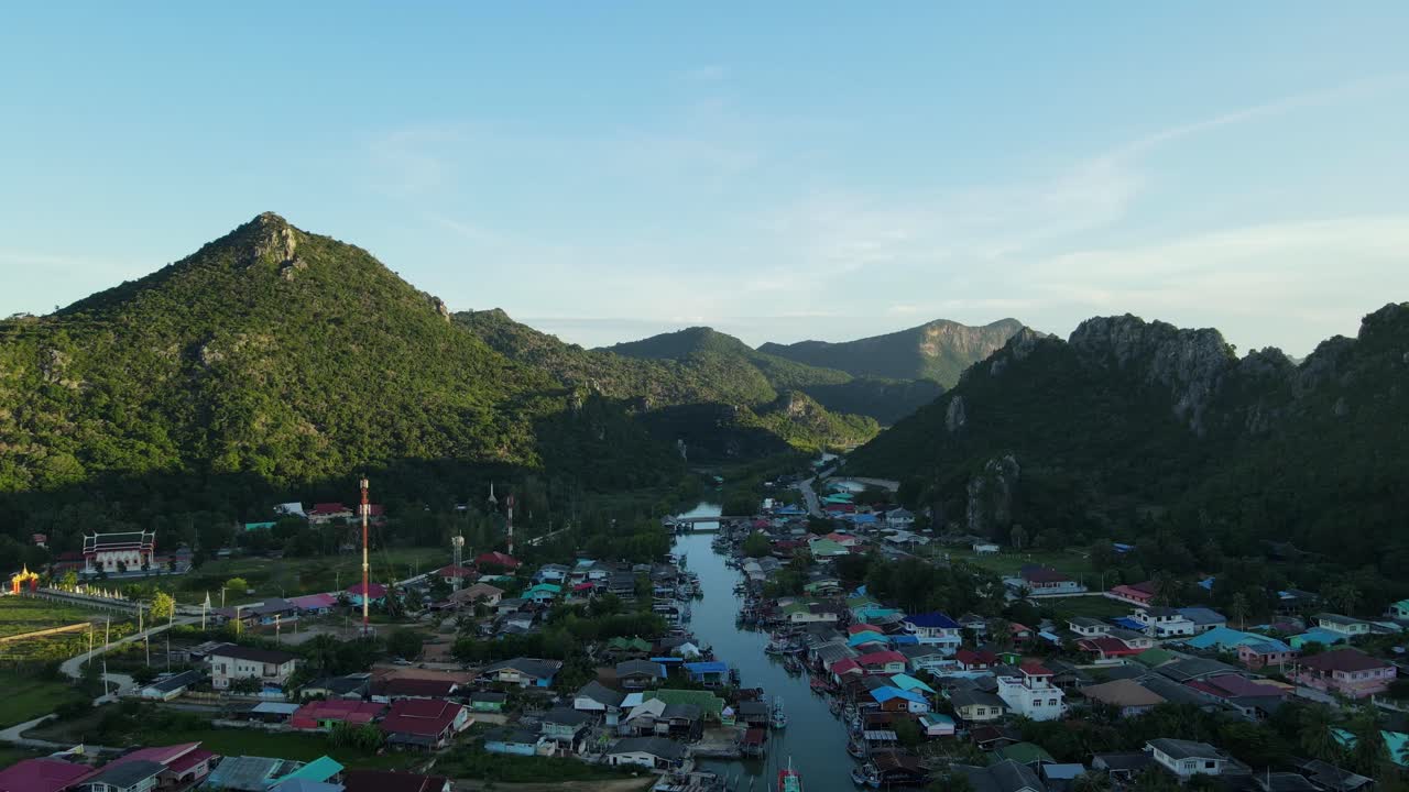el dron desciende revelando este encantador pueblo pesquero de bang pu, el parque nacional sam roy yot, prachuap khiri khan, tailandia