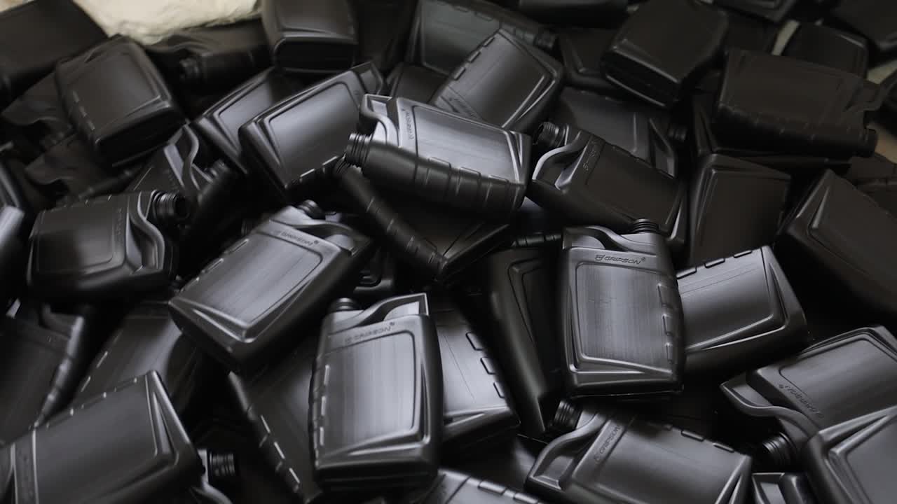 many lubricant oil bottle ready to lubricant oil filing line, industry 5.0