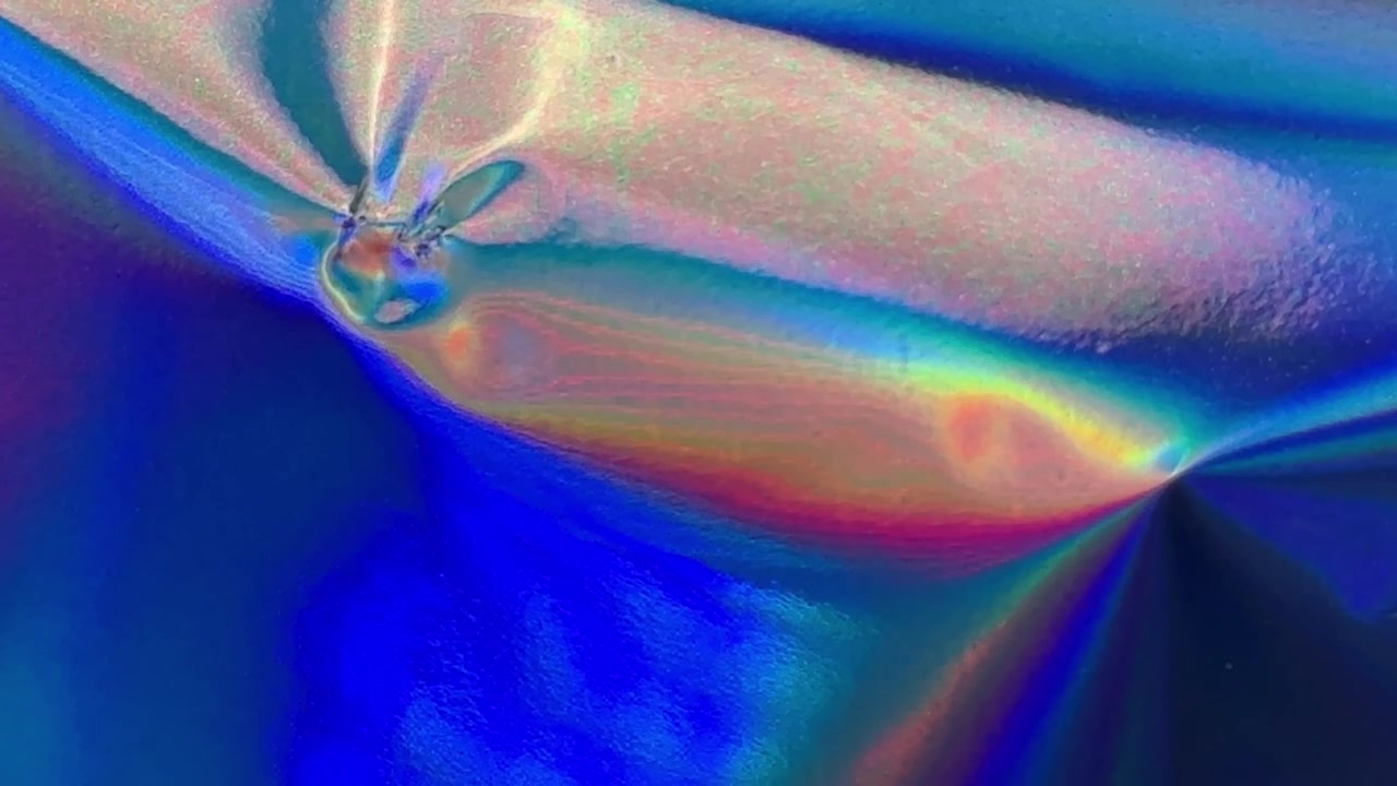 Superficie Olografica Astratta con Riflessi di Luce Iridescenti