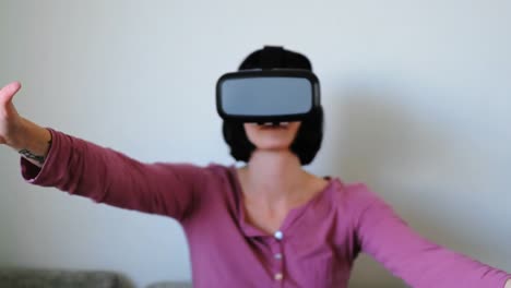 mujer usando auriculares de realidad virtual en la sala de estar 4k