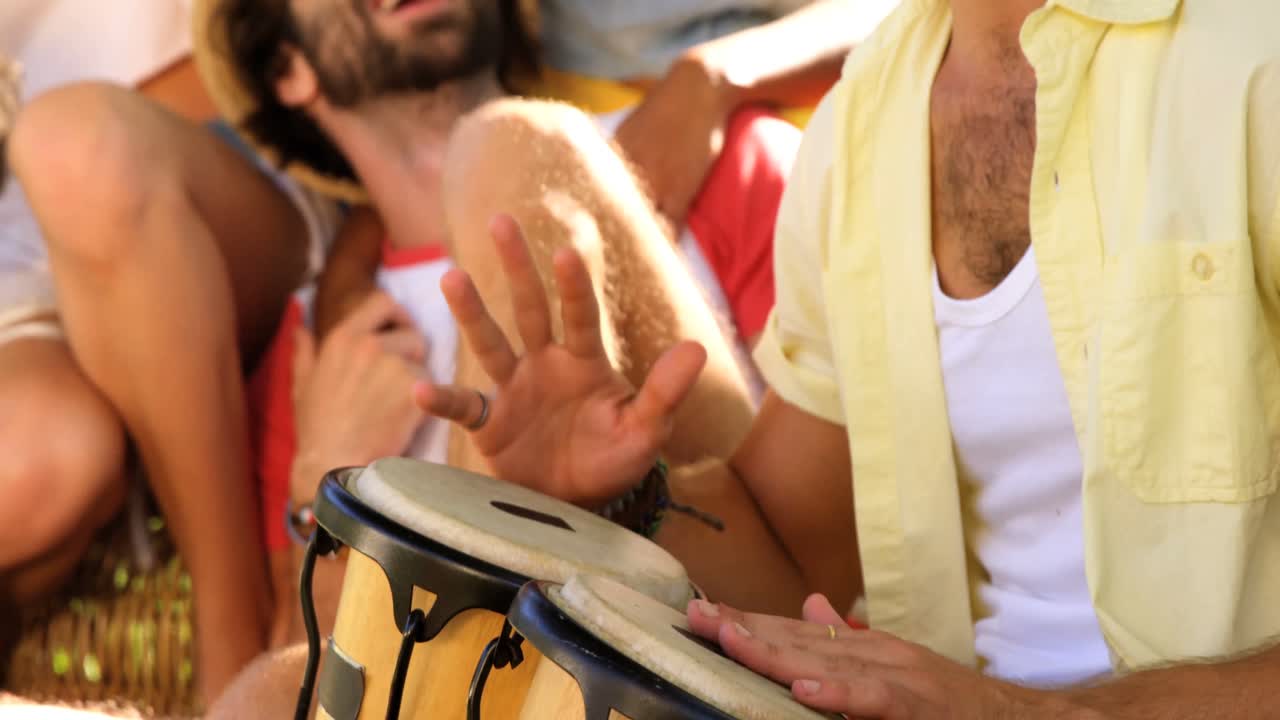 grupo de amigos relajándose y pagando música