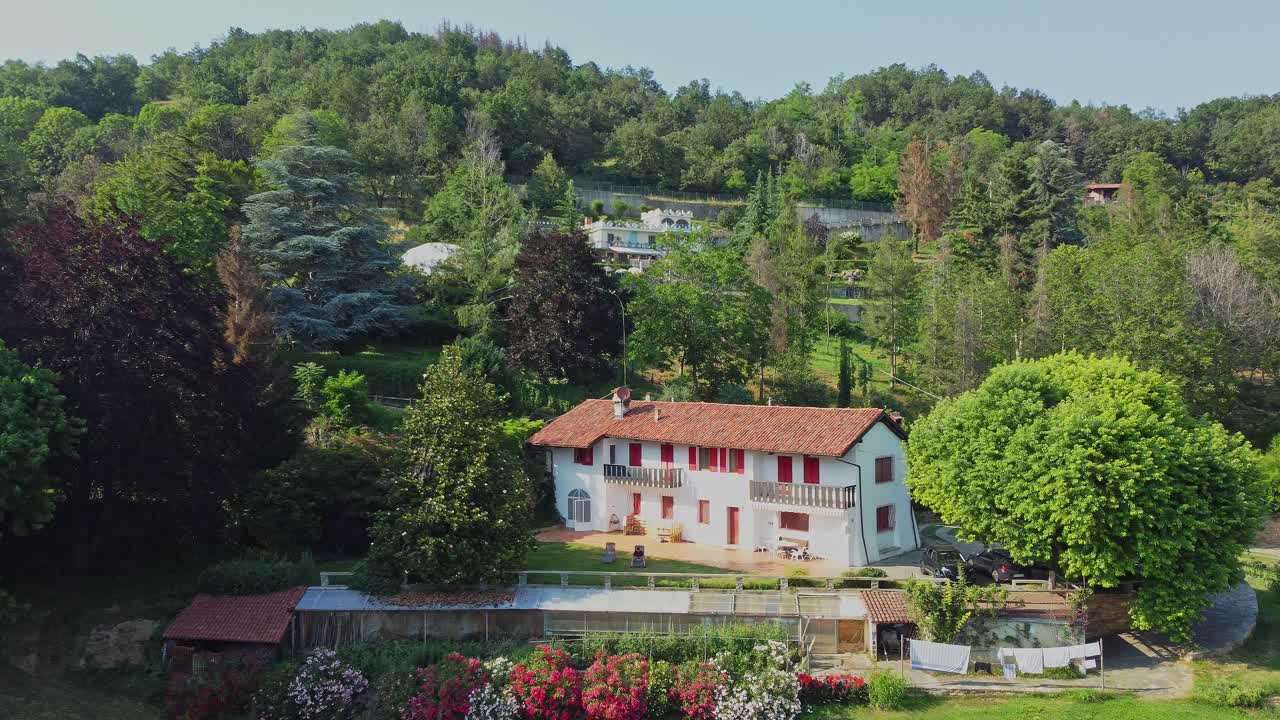una lujosa villa italiana rodeada de árboles y un hermoso paisaje