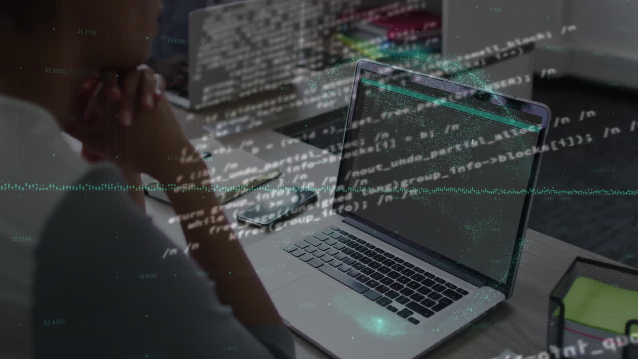 animación de procesamiento de datos financieros sobre empresario afroamericano usando computadora