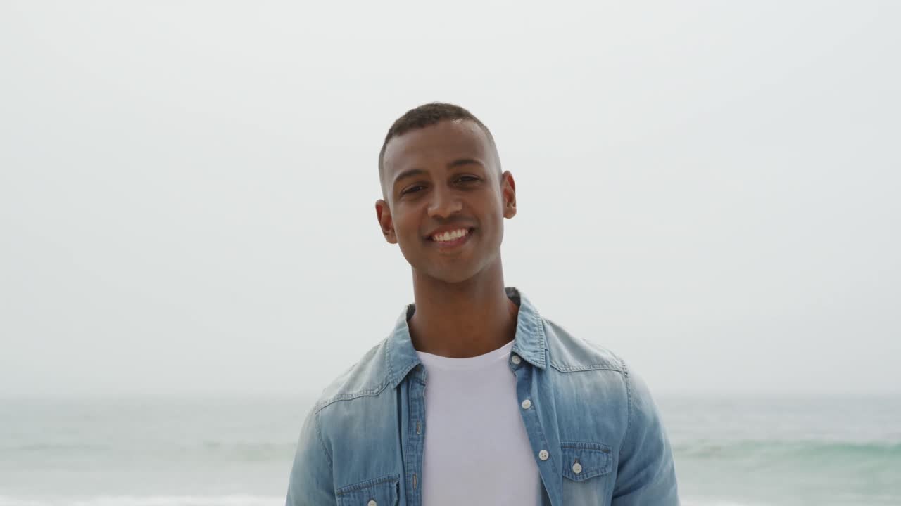 pareja disfrutando del tiempo libre junto al mar