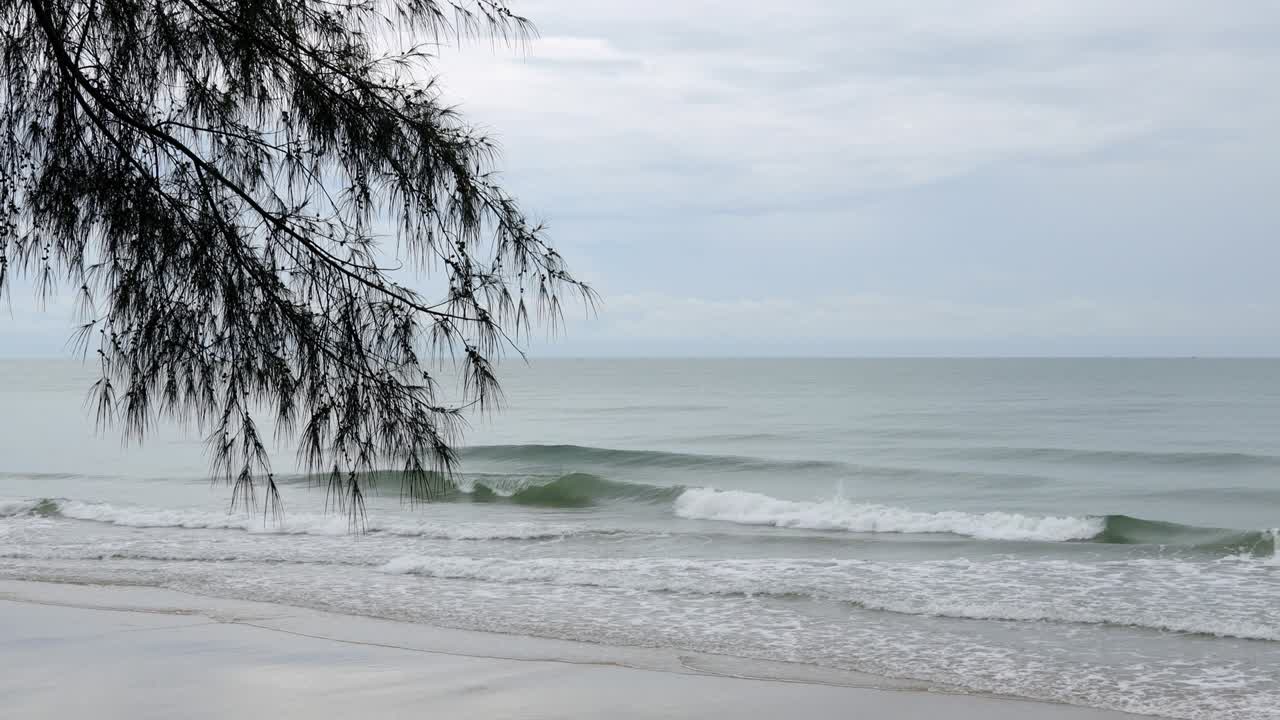레이옹 해변은 비가 내리고 강한 파도가 강한 바람과 함께 구름이 많은 비가 오는 계절입니다.