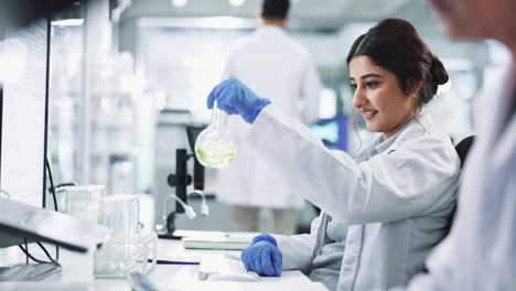 científico trabajando en un laboratorio