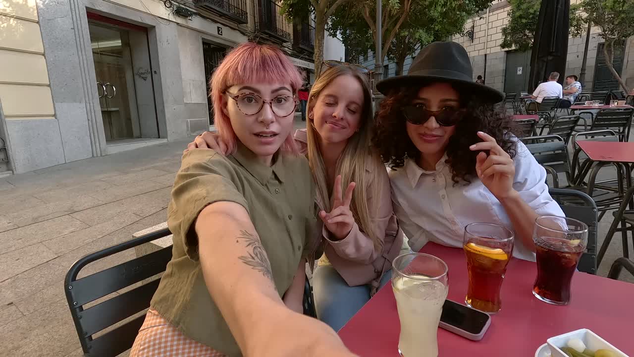 Tre amici che si godono un drink in un bar all'aperto