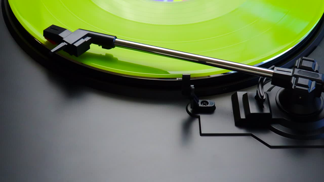 - 녹색 노란색 비닐 레코드 회전 테이블에 회전 - lp를 연주하는 토너마크의 클로즈업