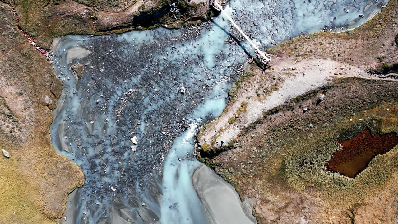 el río serpentea pacíficamente, mientras sus aguas serenas acarician suavemente las costas rocosas