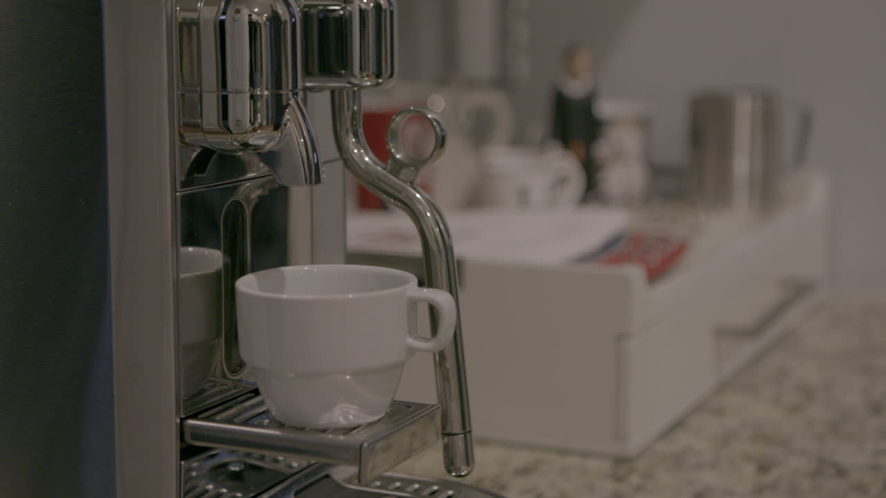 se extrae un espresso doble fresco de una máquina en casa