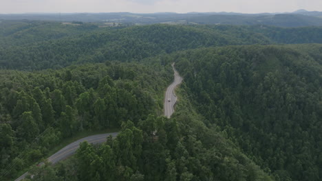 tomas aéreas de lado a lado de una carretera montañosa con curvas entre las neblinosas montañas y valles verdes del sur de virginia