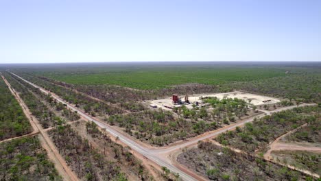 Disparo-De-Un-Dron-Alto-De-Una-Intersección-De-Carretera-Rural-Junto-A-Un-Campo-De-árboles-De-Sándalo