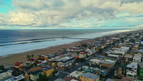 Toma-De-Establecimiento-Del-Barrio-De-Manhattan-Beach-En-La-Costa-De-California.