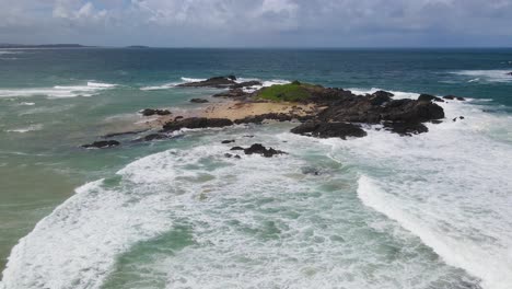 Zerklüftete-Küste-Mit-Sprudelnden-Weißen-Wellen,-Die-Im-Sommer-In-Der-Nähe-Von-Bonville-Headland-Rollen---Sawtell-Beach-In-Nsw,-Australien