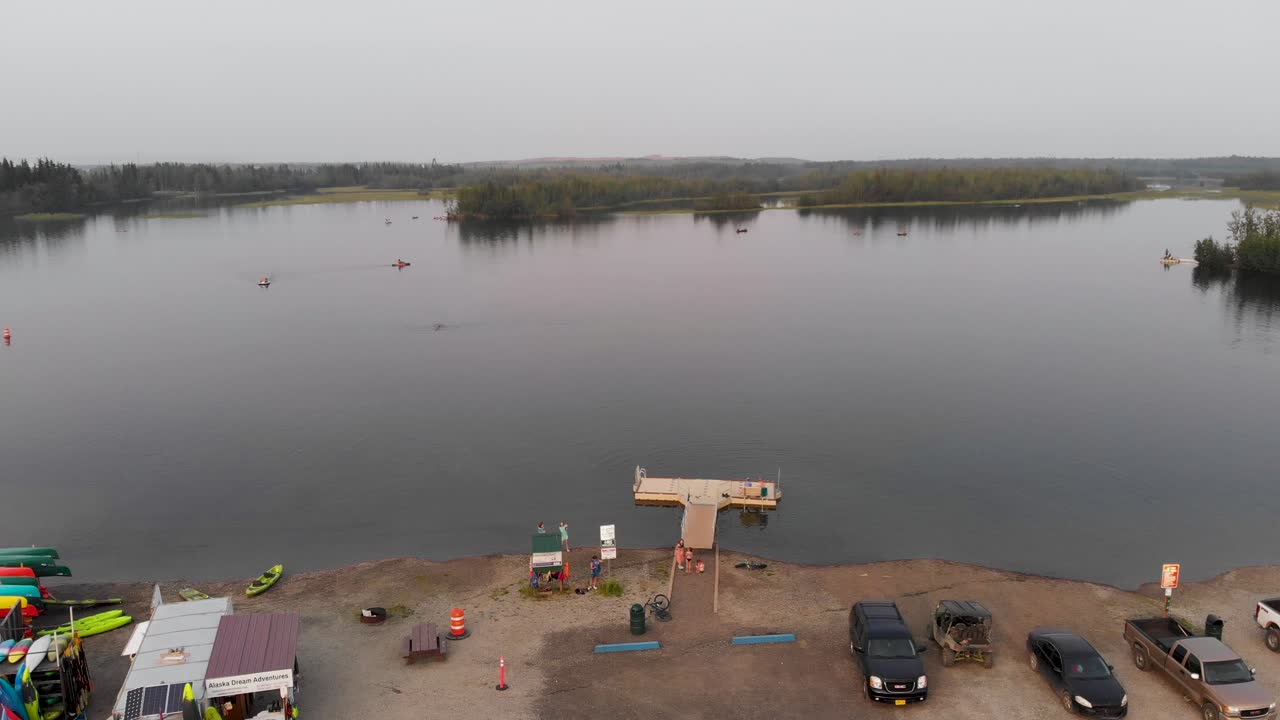 video de dron de 4k del área recreativa del lago tanana en fairbanks, ak durante el día de verano-1
