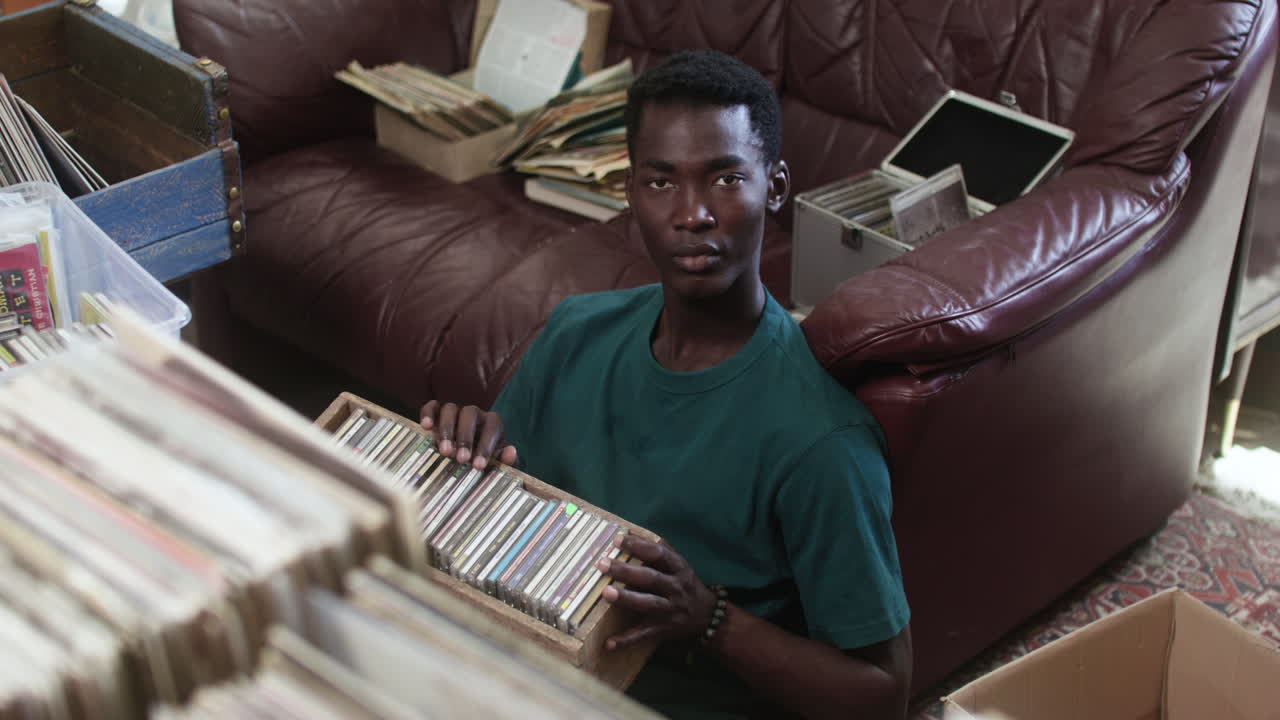 афроамериканский мужчина в магазине