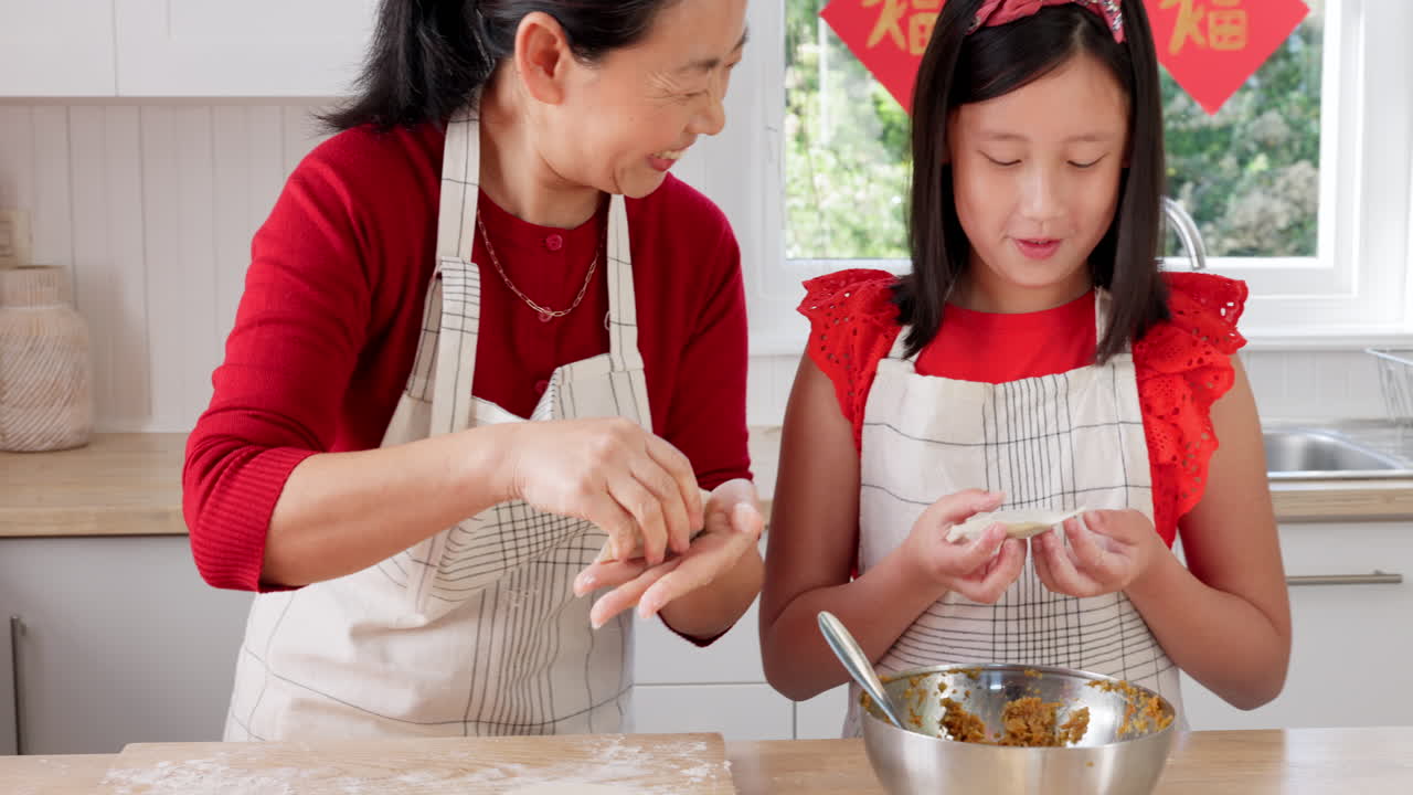 祖母と子供、中華料理を作る