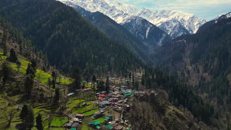 Luftaufnahme-Des-Dorfes-Grahan-–-Indiens-Schönstes-Und-Verstecktestes-Dorf-In-Den-Bergen-Des-Himalaya,-Umgeben-Von-Schneebedeckten-Bergen-–-Kasol,-Indien