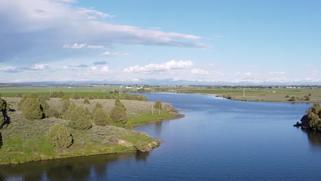 Río-Henry&#39;s-Fork-En-Idaho-Con-La-Cordillera-Teton-En-La-Parte-Trasera