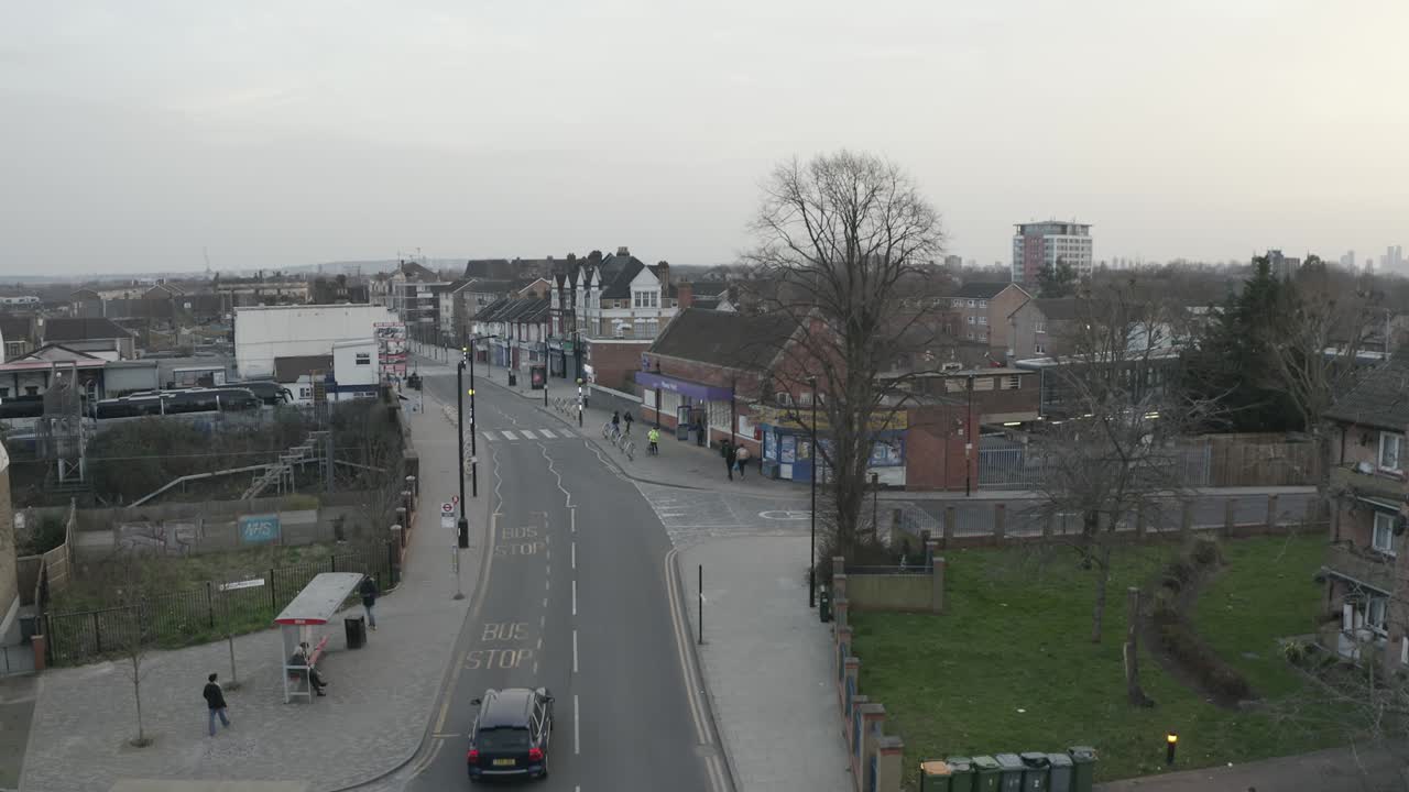 드론이 도시의 빈 도로 한가운데에 착륙합니다.