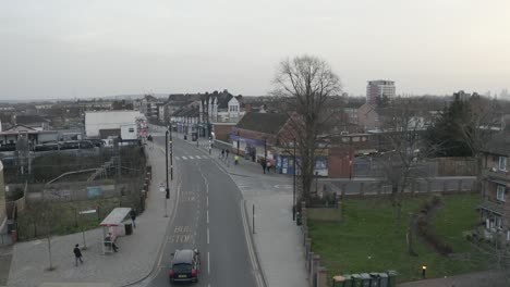 drone aterrizando en medio de una carretera vacía en la ciudad