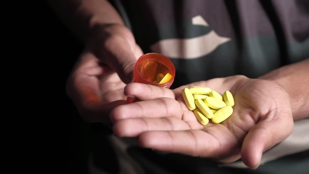 접시 에서 손 에 약 을 부는 사람