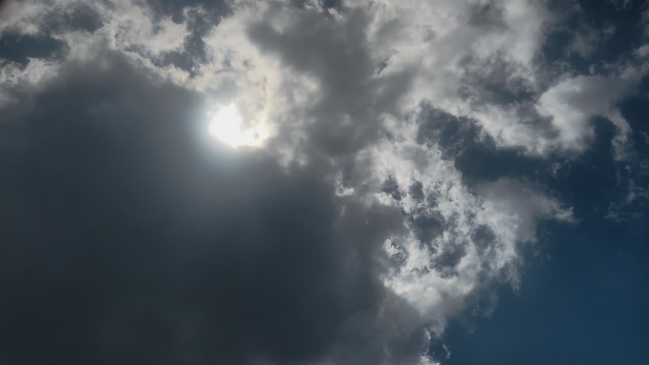 cielo parcialmente nublado con el sol asomando