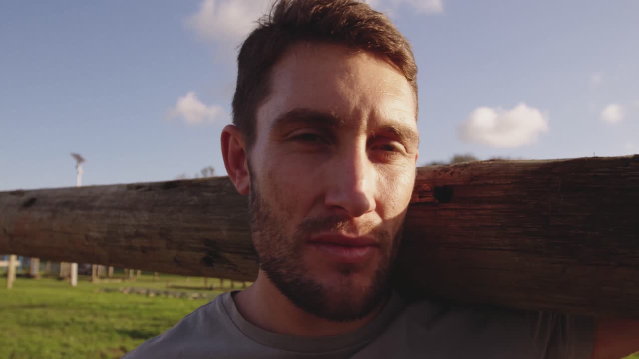 retrato de un joven entrenando en un campamento de gimnasia al aire libre