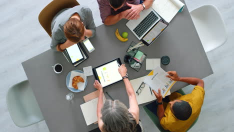 colaboración, equipo y trabajo en la oficina vista desde arriba