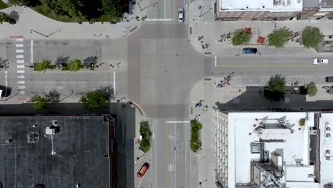 intersección en la ciudad de iowa, iowa con un video de avión no tripulado mirando hacia abajo y avanzando