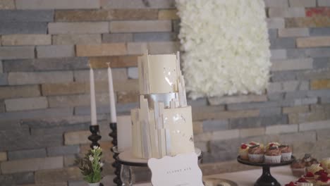 una toma del pastel de bodas en la fabricación