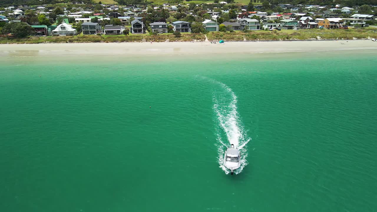 바다로 향하는 해변을 떠나는 어선의 조감도