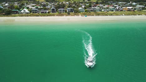 Luftaufnahme-Des-Fischerbootes,-Das-Den-Strand-In-Richtung-Meer-Verlässt