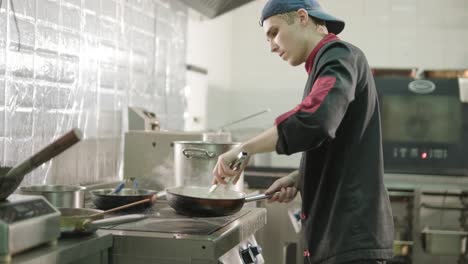 El chef prepara la comida en la cocina de un restaurante
