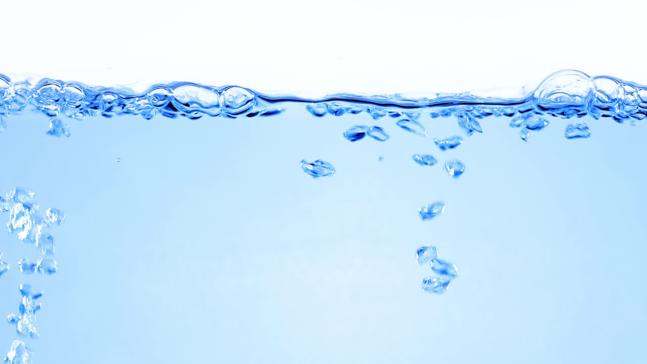 물 속의 많은 거품이 가까이에서, 느린 움직임의 거품과 함께 추상적인 물 파동