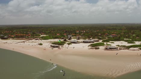 aéreo: la laguna de atins, brasil con gente haciendo kitesurf