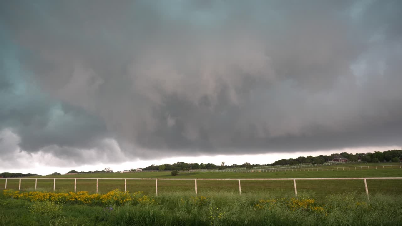 텍사스 중부 농장 위에 돌고 있는 폭풍우 토네이도 시청 4k